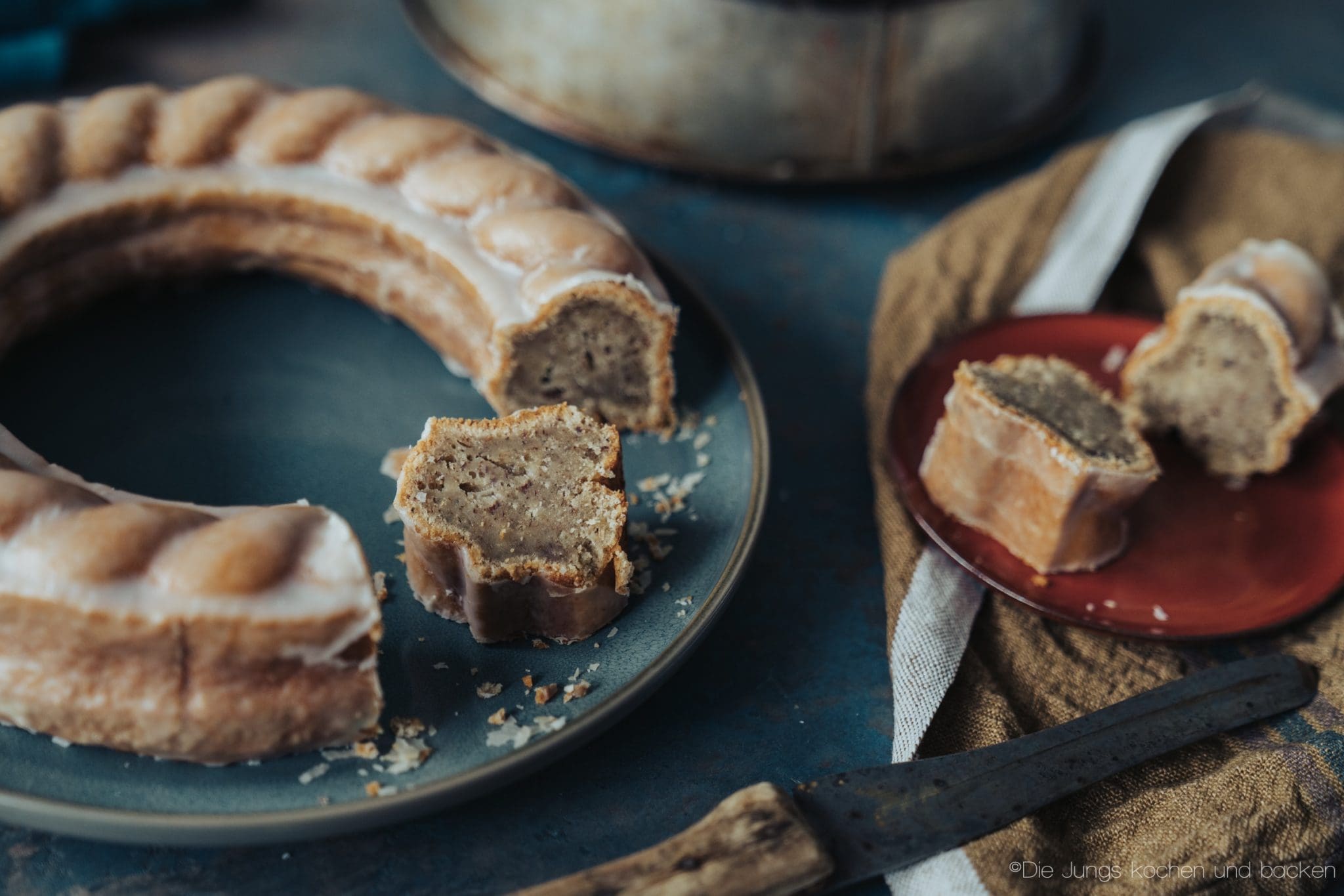 Rezept für einen super saftigen Bananenkuchen mit Zitrone & Haselnuss. Eine tolle Aromenkombination, die süchtig macht - wir haben euch gewarnt!