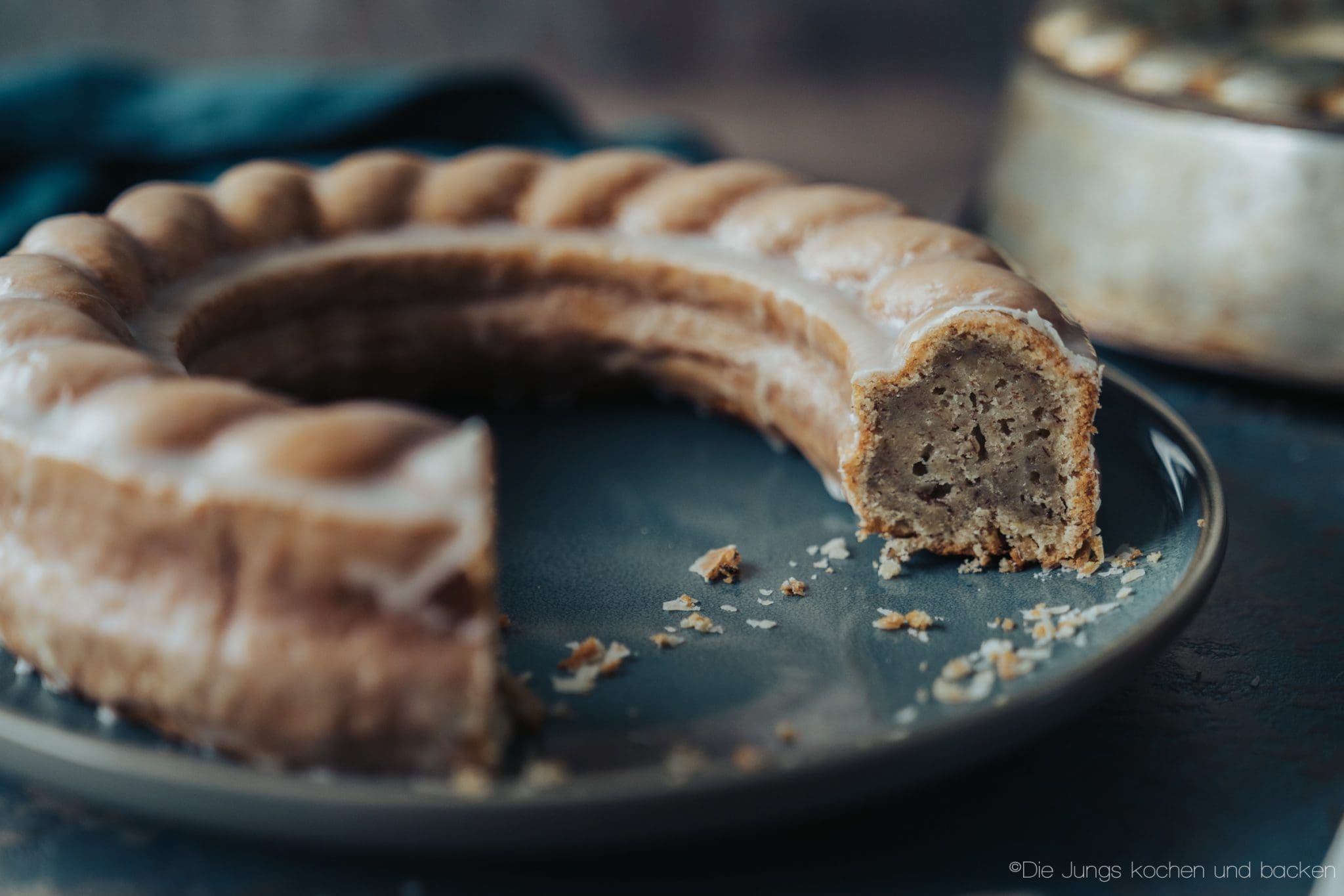 Bananenkuchen Zitrone 7 scaled | Torsten ist ja immer gut für eine spontane Backaktion! Dann kommt er plötzlich zu mir ins Büro mit den Worten: "Sei nicht böse, aber ich hab einen Kuchen gebacken!" - Als ob?! Genau so ist auch dieser saftige Bananenkuchen mit Zitrone entstanden. Wie so oft, lagen eine Menge Bananen in der Obstschale und mussten dringend weg.