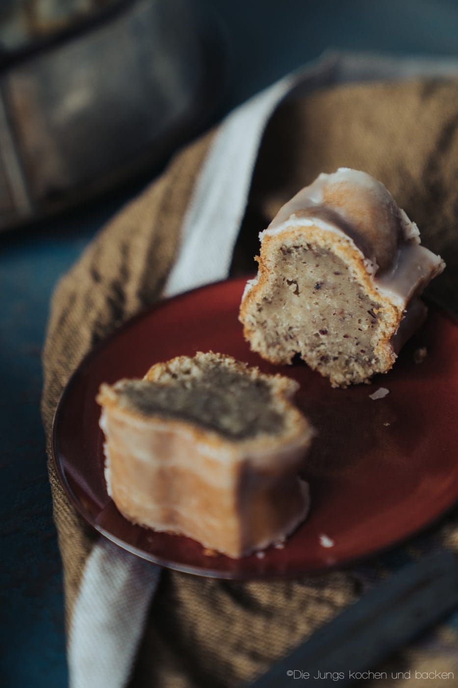 Bananenkuchen Zitrone 8 | Torsten ist ja immer gut für eine spontane Backaktion! Dann kommt er plötzlich zu mir ins Büro mit den Worten: "Sei nicht böse, aber ich hab einen Kuchen gebacken!" - Als ob?! Genau so ist auch dieser saftige Bananenkuchen mit Zitrone entstanden. Wie so oft, lagen eine Menge Bananen in der Obstschale und mussten dringend weg.