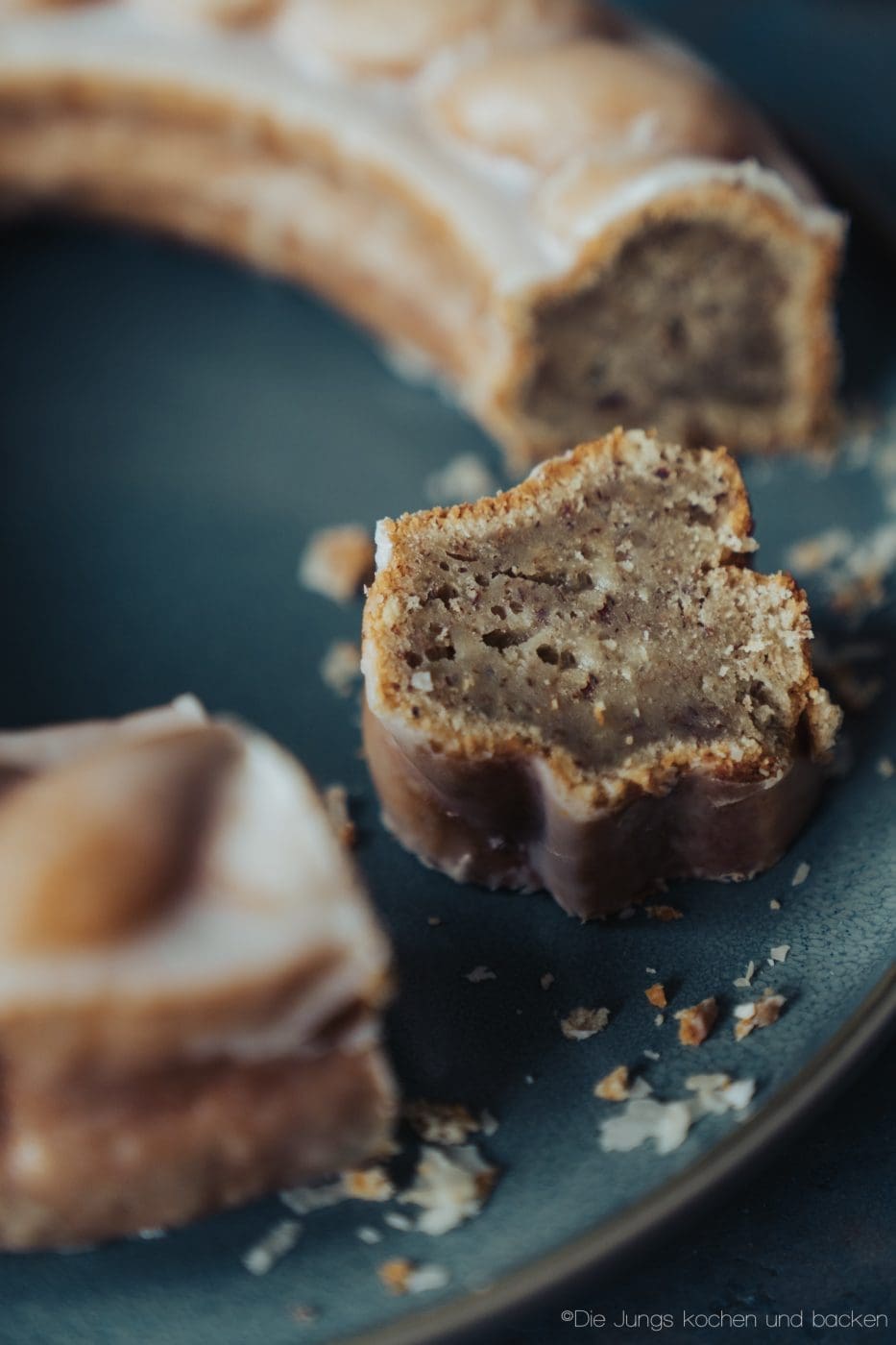 Bananenkuchen Zitrone 9 | Torsten ist ja immer gut für eine spontane Backaktion! Dann kommt er plötzlich zu mir ins Büro mit den Worten: "Sei nicht böse, aber ich hab einen Kuchen gebacken!" - Als ob?! Genau so ist auch dieser saftige Bananenkuchen mit Zitrone entstanden. Wie so oft, lagen eine Menge Bananen in der Obstschale und mussten dringend weg.
