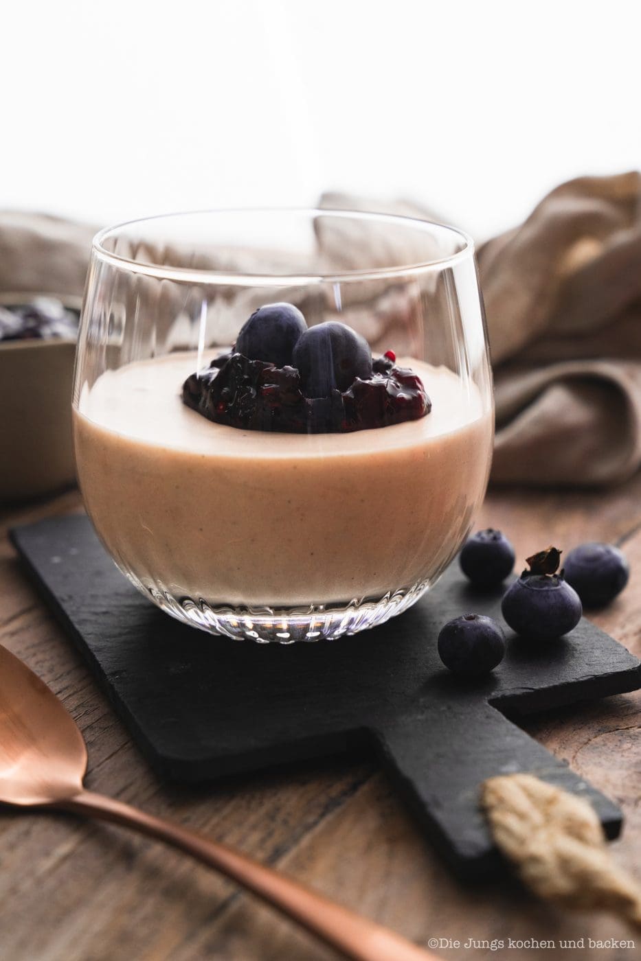 Bayerische Creme - Schnelles Dessert aus dem Glas 6 Bayerische Creme Zwiesel 11 | Wir haben ein Rezept für einen absoluten Creme-Klassiker dabei - Bayerische Creme! Wir servieren die leckere Creme in Gläsern, denn wir haben uns mal wieder mit unserem Partner Zwiesel Glas zusammengetan. Gläser können eben nicht nur das Beste aus Weinen und Drinks hervorlocken, sie sind auch ein Hingucker für die Vielzahl an Glasdesserts! Gerade für Parties oder generell, wenn wir für mehrere Personen kochen, ist ein Dessert aus dem Glas einfach unglaublich praktisch. Wie wir auf die Idee kamen? Zwiesel Glas sitzt im bayerischen Wald. Also haben wir mit ihnen bayerische Creme gemacht ... logisch, oder?!