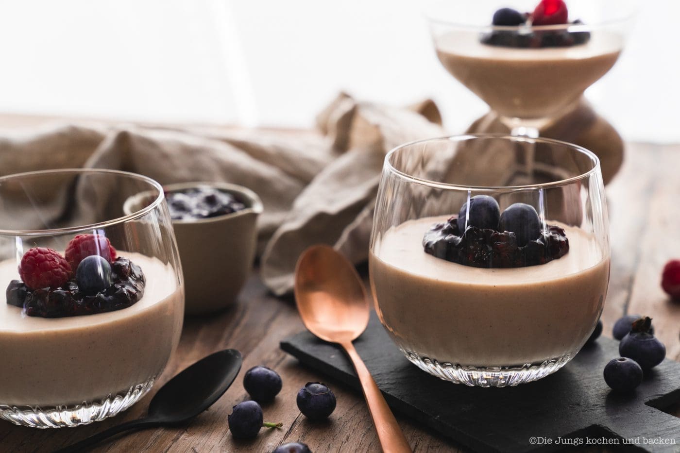 Bayerische Creme Zwiesel 13 | Wir haben ein Rezept für einen absoluten Creme-Klassiker dabei - Bayerische Creme! Wir servieren die leckere Creme in Gläsern, denn wir haben uns mal wieder mit unserem Partner Zwiesel Glas zusammengetan. Gläser können eben nicht nur das Beste aus Weinen und Drinks hervorlocken, sie sind auch ein Hingucker für die Vielzahl an Glasdesserts! Gerade für Parties oder generell, wenn wir für mehrere Personen kochen, ist ein Dessert aus dem Glas einfach unglaublich praktisch. Wie wir auf die Idee kamen? Zwiesel Glas sitzt im bayerischen Wald. Also haben wir mit ihnen bayerische Creme gemacht ... logisch, oder?!