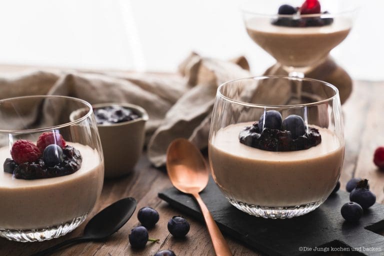 Bayerische Creme Zwiesel 13 | Ob für Gäste oder einfach so: Dessert im Glas ist die entspannteste Art, etwas Süßes zu servieren. Schön anzusehen, gut vorzubereiten und ganz ohne Anschneiden.