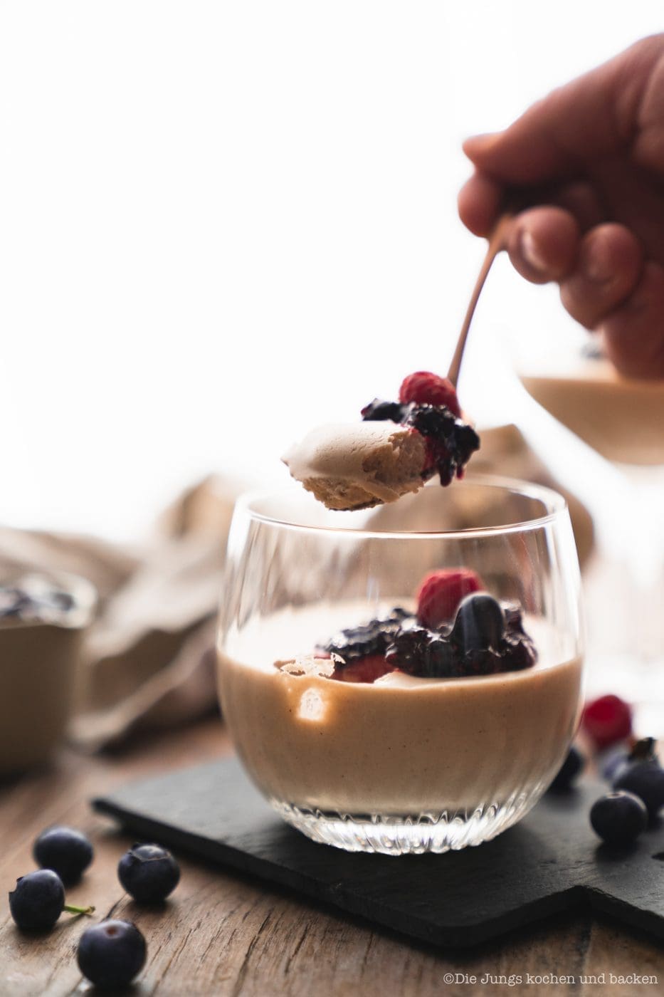 Bayerische Creme - Schnelles Dessert aus dem Glas 7 Bayerische Creme Zwiesel 17 | Wir haben ein Rezept für einen absoluten Creme-Klassiker dabei - Bayerische Creme! Wir servieren die leckere Creme in Gläsern, denn wir haben uns mal wieder mit unserem Partner Zwiesel Glas zusammengetan. Gläser können eben nicht nur das Beste aus Weinen und Drinks hervorlocken, sie sind auch ein Hingucker für die Vielzahl an Glasdesserts! Gerade für Parties oder generell, wenn wir für mehrere Personen kochen, ist ein Dessert aus dem Glas einfach unglaublich praktisch. Wie wir auf die Idee kamen? Zwiesel Glas sitzt im bayerischen Wald. Also haben wir mit ihnen bayerische Creme gemacht ... logisch, oder?!