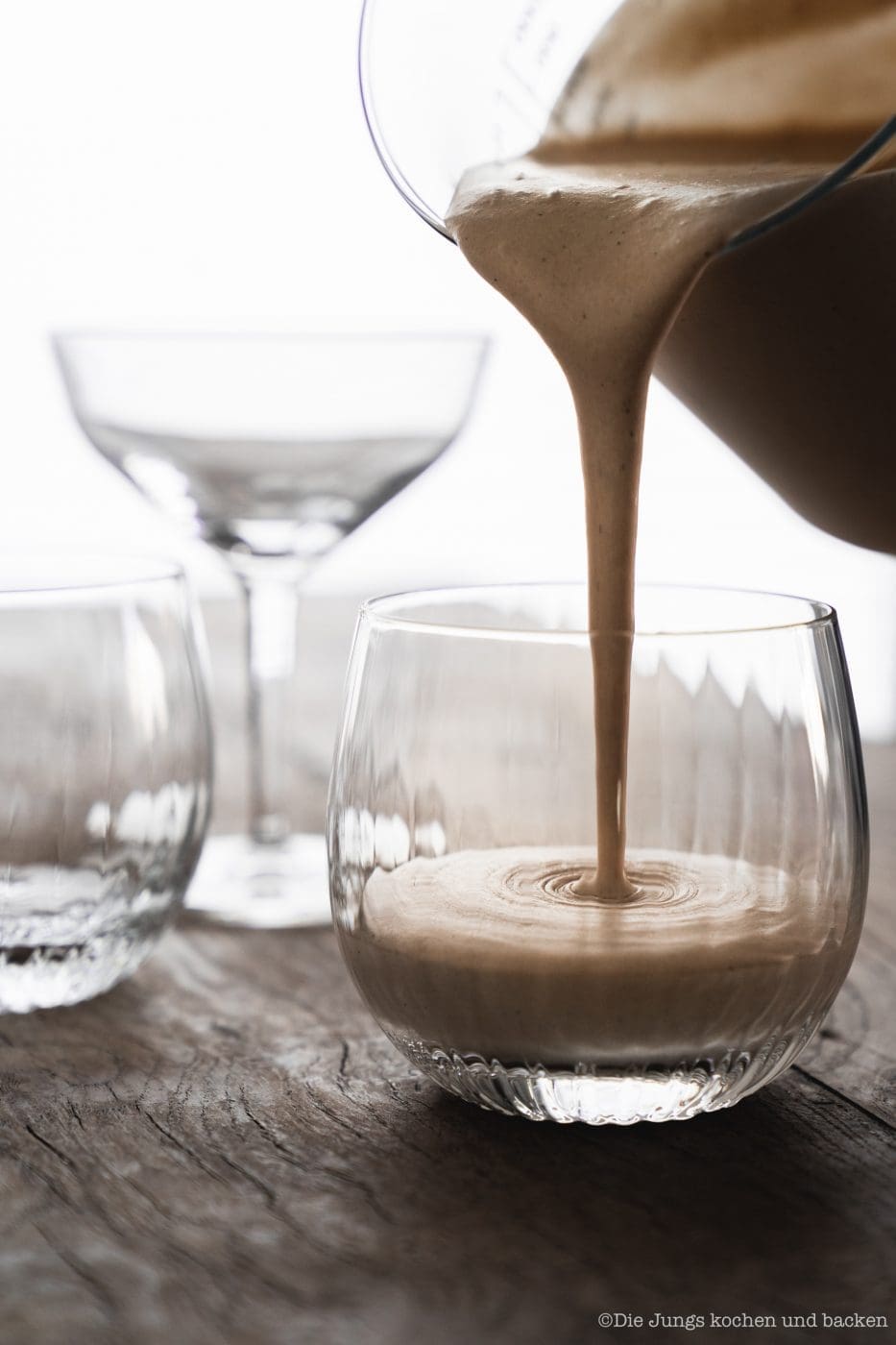 Bayerische Creme - Schnelles Dessert aus dem Glas 4 Bayerische Creme Zwiesel 4 | Wir haben ein Rezept für einen absoluten Creme-Klassiker dabei - Bayerische Creme! Wir servieren die leckere Creme in Gläsern, denn wir haben uns mal wieder mit unserem Partner Zwiesel Glas zusammengetan. Gläser können eben nicht nur das Beste aus Weinen und Drinks hervorlocken, sie sind auch ein Hingucker für die Vielzahl an Glasdesserts! Gerade für Parties oder generell, wenn wir für mehrere Personen kochen, ist ein Dessert aus dem Glas einfach unglaublich praktisch. Wie wir auf die Idee kamen? Zwiesel Glas sitzt im bayerischen Wald. Also haben wir mit ihnen bayerische Creme gemacht ... logisch, oder?!