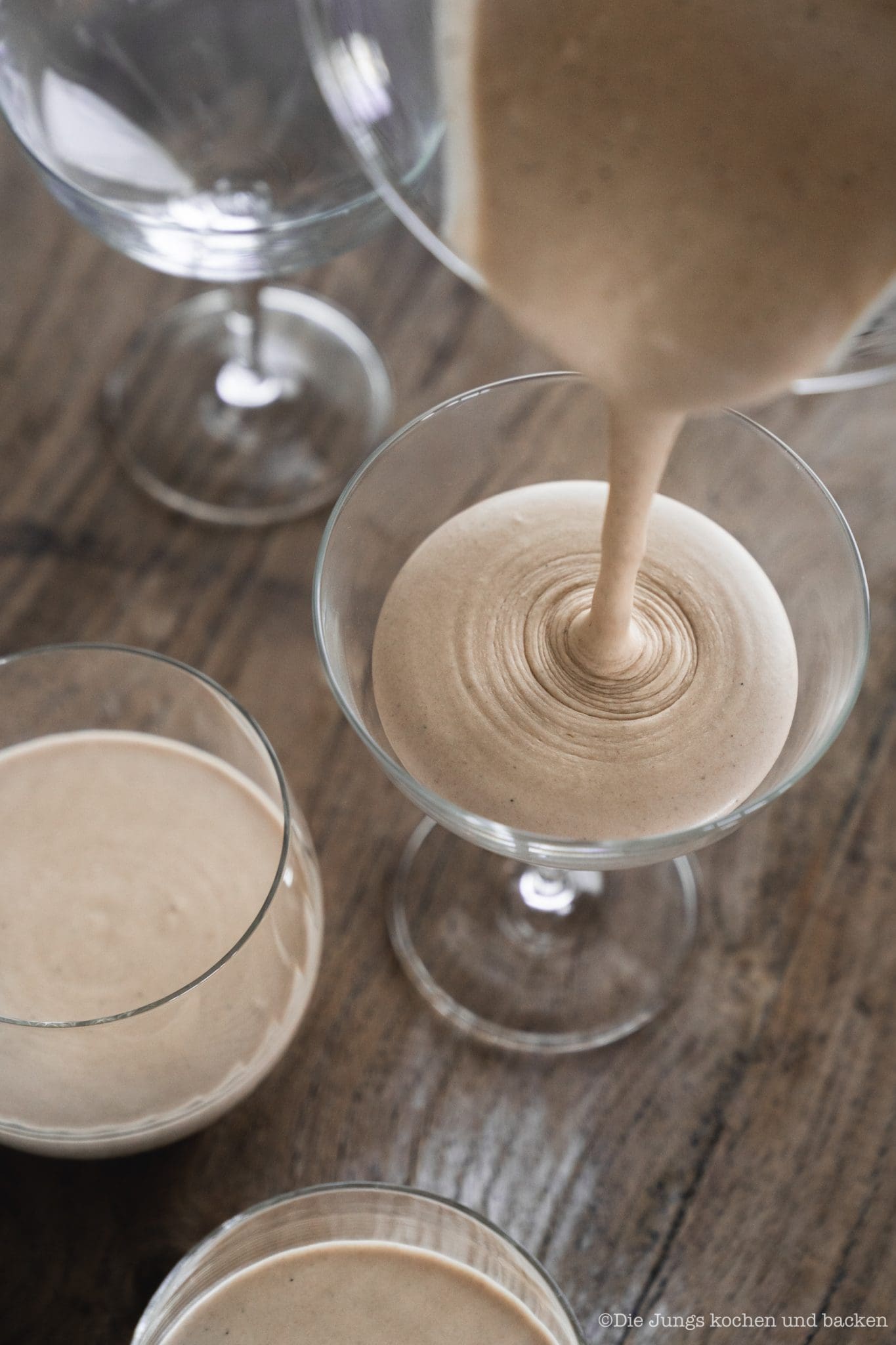 Bayerische Creme Zwiesel 5 scaled | Die Weihnachtszeit ohne die richtigen Plätzchen? Unvorstellbar! Wir präsentieren unsere 5 liebsten Klassiker, die in keiner Weihnachtsbäckerei fehlen dürfen: von Spritzgebäck bis Lebkuchen – inklusive Rezepttipps!