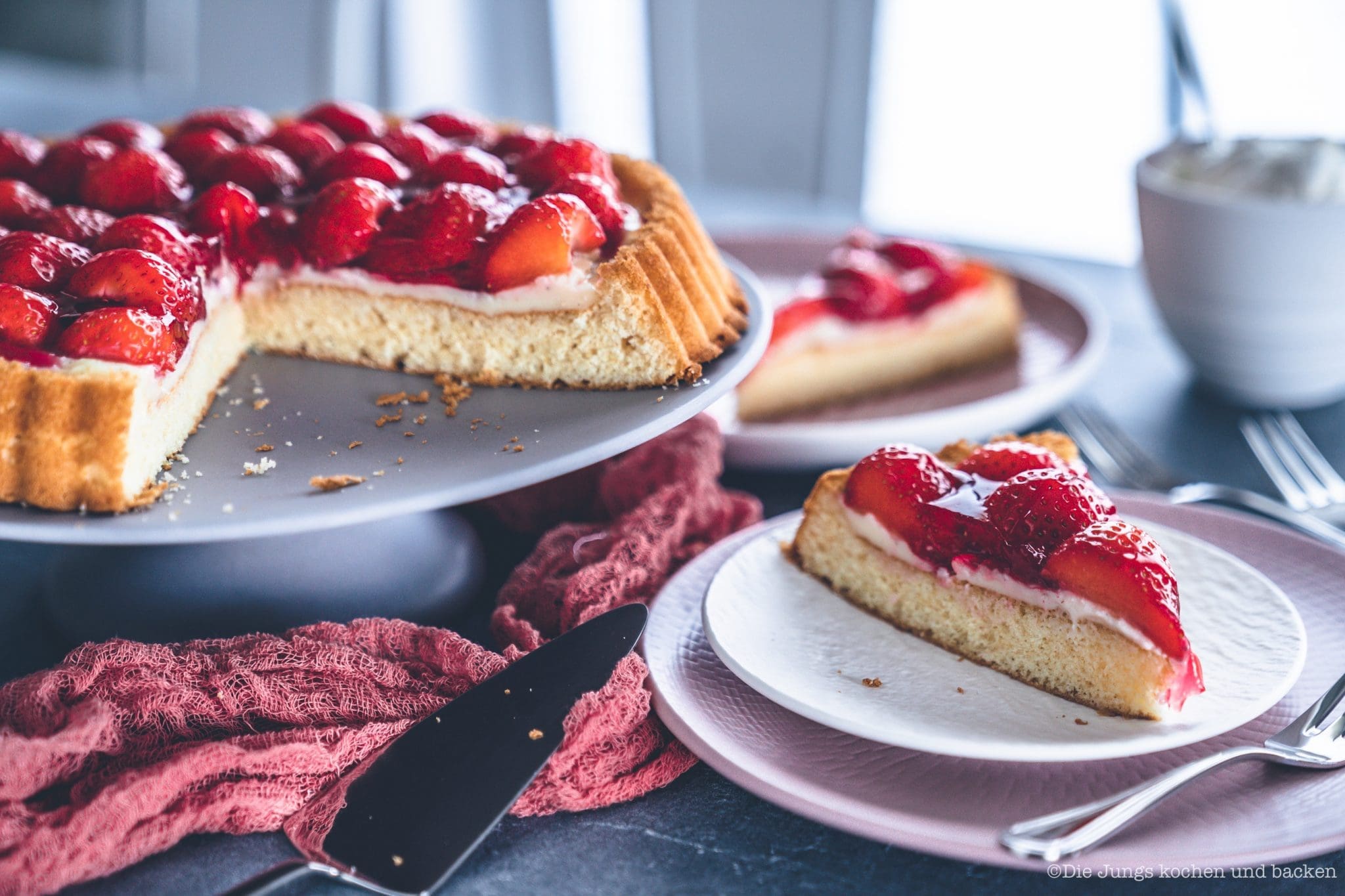 Erdbeerkuchen mit Pudding 8 scaled | Heute kommen wir wieder mit einem schnellen Klassiker von zu Hause. Eine ganz klassischee Erdbeerkuchen mit Pudding. Ein simpler Obstboden mit etwas Puddingcreme und frischen Erdbeeren drauf. Das ist auch wieder so etwas, dass Oma Lore früher immer schnell mal so aus dem Nichts gezaubert hat. Immer dann, wenn entweder unangekündigter Besuch vor der Türe stand oder sie die Erdbeeren aus dem Garten verarbeiten wollte, damit sie sich nicht zu lange im Kühlschrank stapelten.