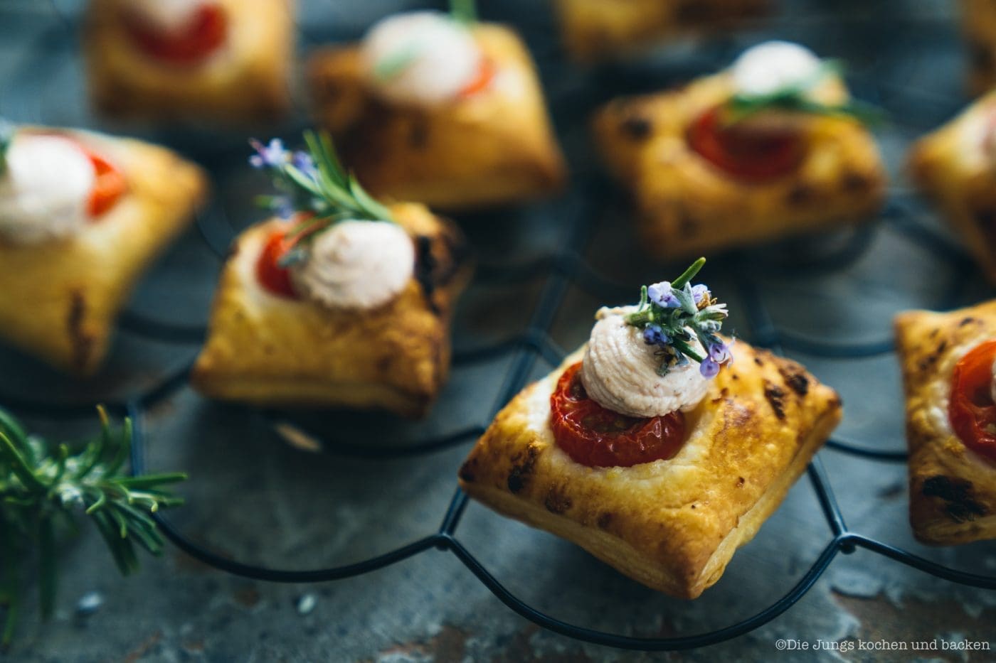 SMWS Blätterteig happen 24 | Heute haben wir quasi gleich zwei Rezepte für euch im Gepäck, denn wir sind echte Fans von diesen leckeren Kleinigkeiten - Snacks mit wenigen Zutaten, die super flott gemacht sind . Und obendrein haben wir noch ein paar wirklich schöne Informationen für alle Whisky Liebhaber. Und natürlich auch für die, die es noch werden wollen. Außerdem geht es um Foodpairing mit Whisky. Und genau dafür haben wir die beiden Rezepte umgesetzt. Als erstes fangen wir hier mit unseren Blätterteig-Happen mit Knoblauch und Tomate an. Ich finde, das klingt schon mal nach einer perfekten Grundlage, um ein Whisky Tasting zu starten.