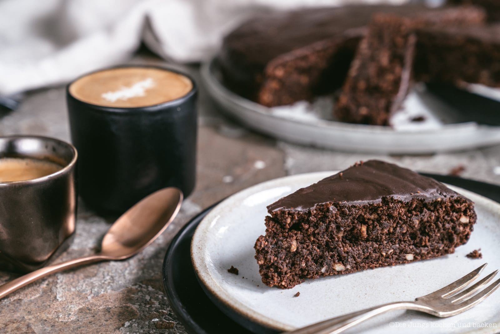 Schoko-Mandelkuchen 5 Schoko Mandel Kuchen 6 | Das Paradies für Schoko-Fans! Wir haben einen unwiderstehlichen Schokomandelkuchen ohne Mehl gebacken, der so saftig ist, dass ihr ihn nie wieder missen wollt. Probiert unser neues Lieblingsrezept!