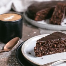 Saftiger mallorquinischer Mandelkuchen - Ein Rezept ganz ohne Mehl 12 Schoko Mandel Kuchen 6 | Das Mandelkuchen-Rezept, das uns auf Mallorca begeistert hat! Wir zeigen euch, wie ihr diesen saftigen Klassiker ganz einfach zu Hause nachbacken könnt. So schmeckt der Urlaub!