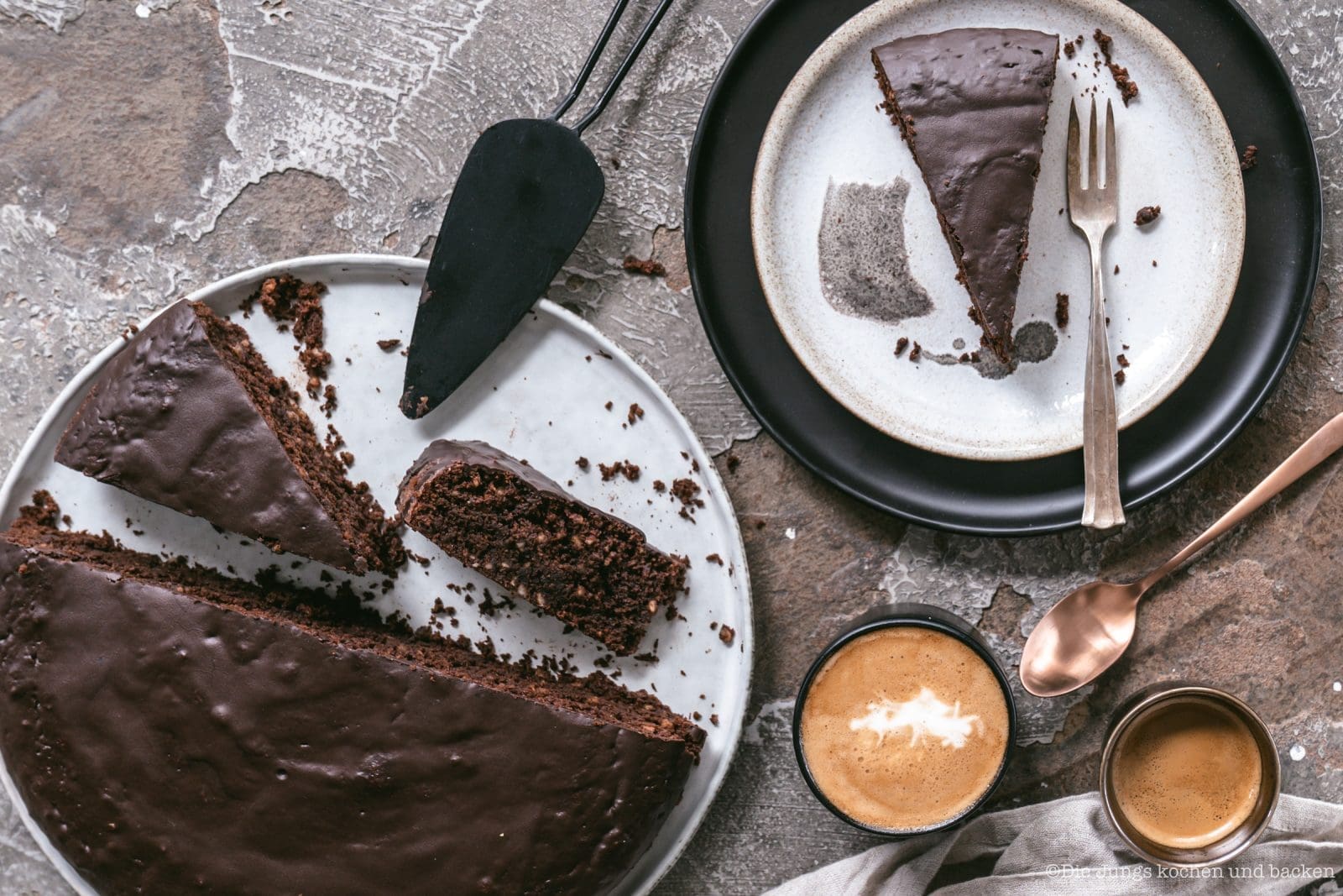 Schoko Mandel Kuchen 7 | Das Paradies für Schoko-Fans! Wir haben einen unwiderstehlichen Schokomandelkuchen ohne Mehl gebacken, der so saftig ist, dass ihr ihn nie wieder missen wollt. Probiert unser neues Lieblingsrezept!