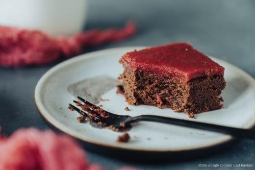 Zucchini Brownies 4 | Hast du schon einmal Brownies gegessen, die so grandios saftig waren, dass sie auf der Zunge zerschmolzen sind – und dabei auch noch "gesund"? Das Geheimnis liegt in einer Zutat, die du vielleicht nicht erwartest: Zucchini! Sie macht diese Brownies nicht nur unwiderstehlich feucht, sondern ist auch perfekt für alle, die auf tierische Produkte verzichten möchten. Egal, ob du vegan lebst, dich gesünder ernähren willst oder einfach Lust auf ein schokoladiges Dessert hast – vegane Zucchini Brownies werden euch garantiert begeistern!