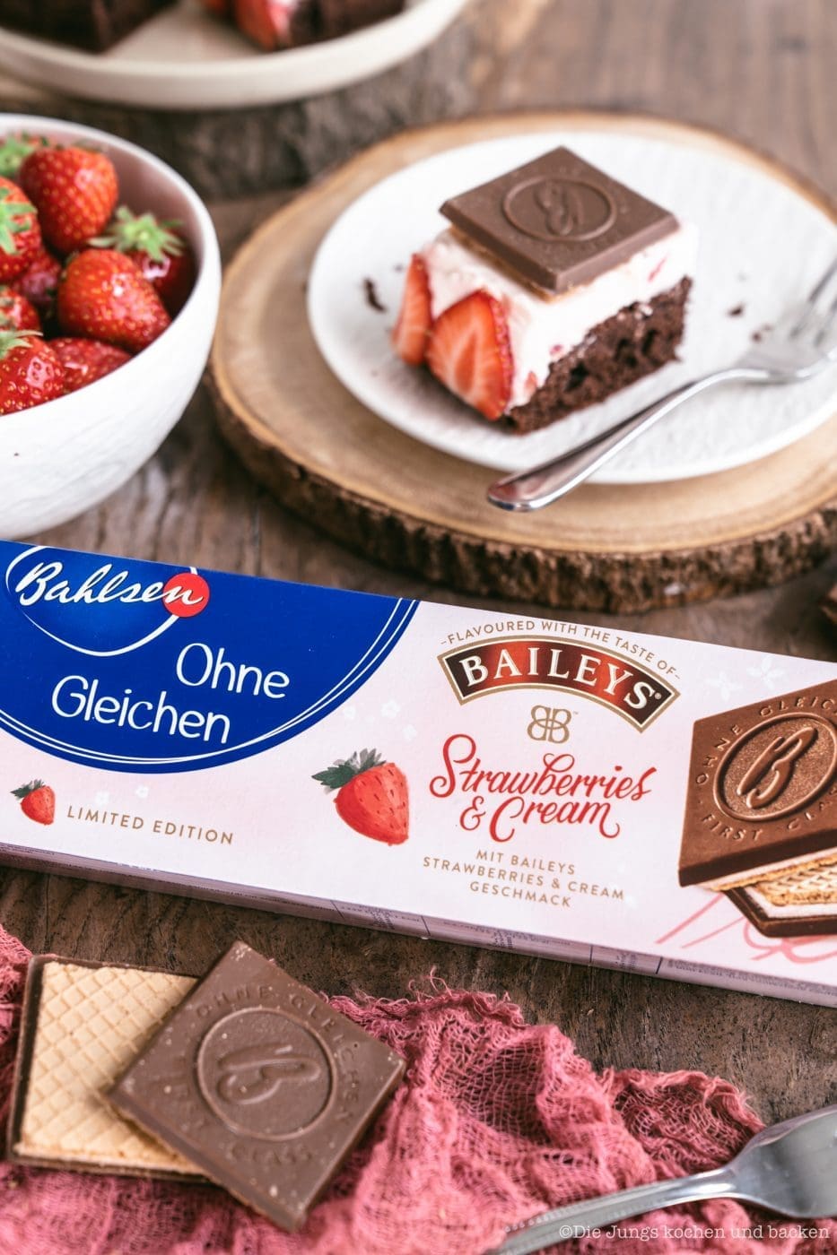 Rezept für fruchtige Erdbeerschnitten mit Schokowaffel-Deckel . Perfekt für den Muttertag und alle anderen Gelegenheiten mit den Liebsten zu genießen! #UnsereMomente #BAHLSENmeetsBAILEYS #backen #Rezepte #blechkuchen