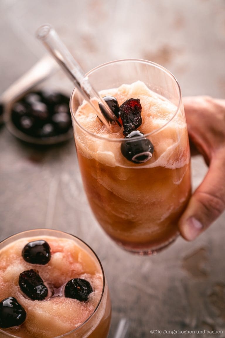 Frozen Old Fashioned 6 Frozen Old Fashioned 16 | Heute melde ich mich nochmal nach kurzer Abstinenz zurück. Ich bin momentan beruflich so eingespannt, dass ich Sascha vorübergehend das Feld für unsere Rezeptposts überlassen habe. Aber heute musste ich mir mittags dann doch einmal frei nehmen und ich freue mich schon auf meinen ersten Frozen Old Fashioned, denn heute Abend bekommen wir Besuch.