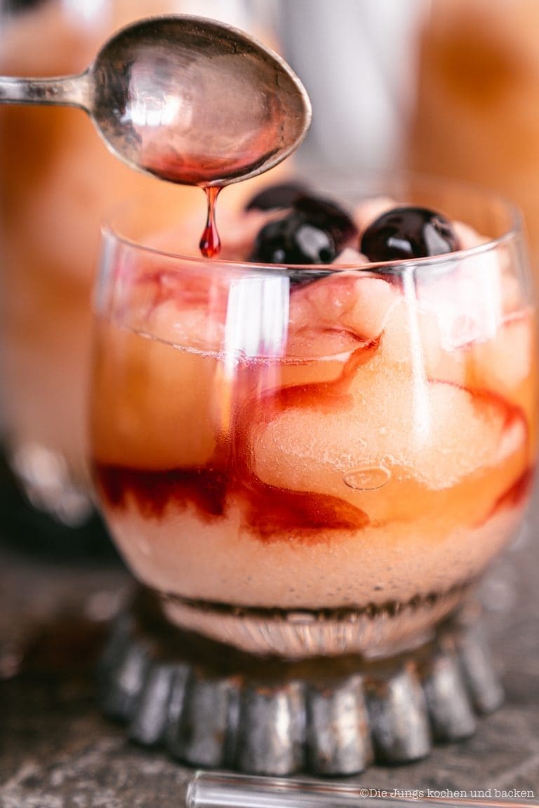 Frozen Old Fashioned 5 Frozen Old Fashioned 7 | Heute melde ich mich nochmal nach kurzer Abstinenz zurück. Ich bin momentan beruflich so eingespannt, dass ich Sascha vorübergehend das Feld für unsere Rezeptposts überlassen habe. Aber heute musste ich mir mittags dann doch einmal frei nehmen und ich freue mich schon auf meinen ersten Frozen Old Fashioned, denn heute Abend bekommen wir Besuch.