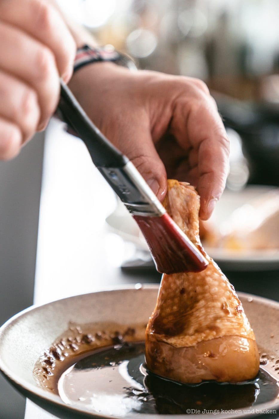Sticky Korean Chicken 2 Korean BBQ Drumsticks 1 | Dieses Rezept steht schon soooooo lange auf meiner "Müssen-Wir-Machen"-Liste! Vor einigen Jahren habe ich auf einem Street-Food-Festival Sticky Korean Chicken gegessen und es war Liebe auf den ersten Biss. Süß-Herzahfte Aromen sind bei mir eh hoch im Kurs und das hier war wirklich eine Offenbarung - endlich haben wir auch ein Rezept dazu für euch auf dem Blog.