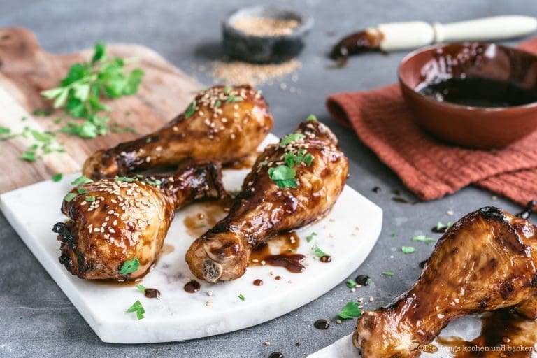 Grillen & Sommerküche: Unsere besten Rezepte für die Grillsaison 3 Korean BBQ Drumsticks 3 | Sommer, Sonne, offenes Feuer: Hier findest du unsere besten Grillrezepte und Ideen für die Sommerküche – von zarten Spareribs über saftige Burger bis zu Salaten, Dips und frisch gebackenem Grillbrot. Alles vielfach erprobt, gelingsicher und mit dem gewissen Twist.