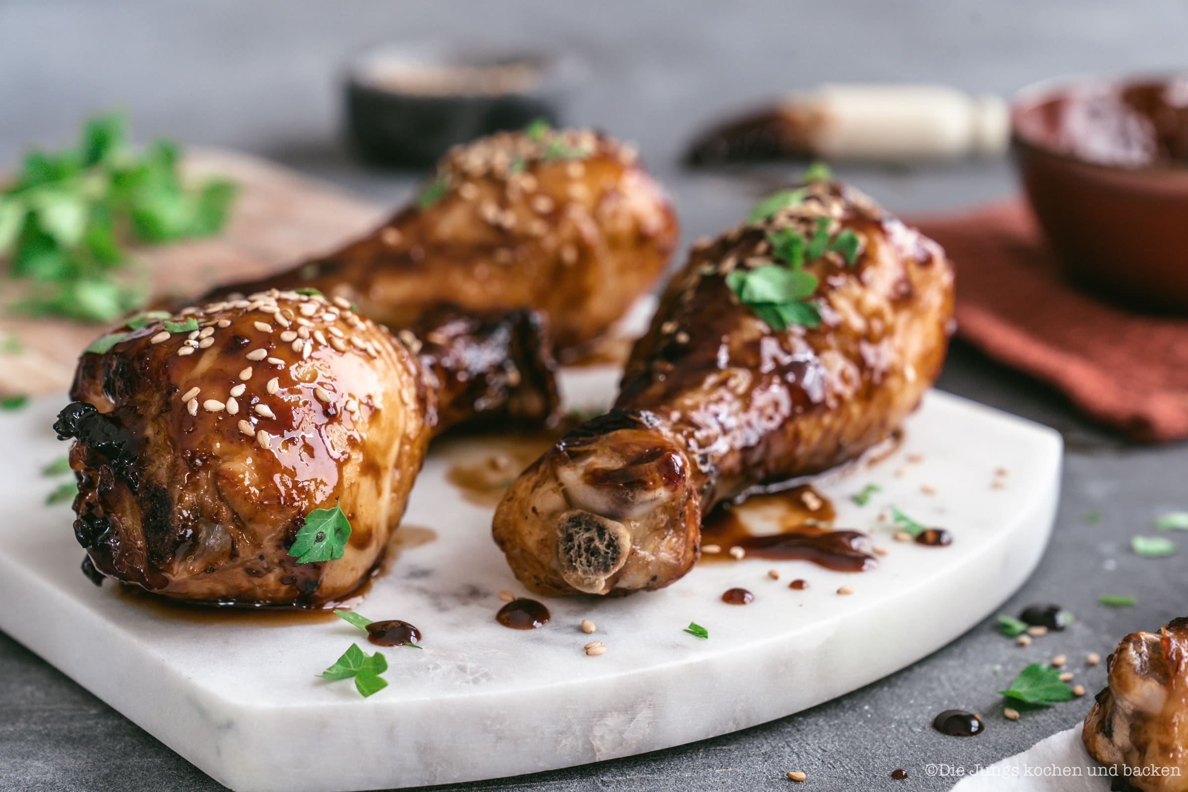 Sticky Korean Chicken 3 Korean BBQ Drumsticks 4 | Dieses Rezept steht schon soooooo lange auf meiner "Müssen-Wir-Machen"-Liste! Vor einigen Jahren habe ich auf einem Street-Food-Festival Sticky Korean Chicken gegessen und es war Liebe auf den ersten Biss. Süß-Herzahfte Aromen sind bei mir eh hoch im Kurs und das hier war wirklich eine Offenbarung - endlich haben wir auch ein Rezept dazu für euch auf dem Blog.