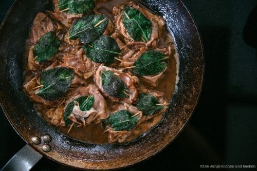Saltimbocca alla romana - Mittelmeerküche fix auf dem Tisch 7 Rezept für Saltimbocca alla romana. Super schnell und einfach zubereitet auch als Anfänger. Typisch für die italinische Küche - wenige Zutaten, mega Aroma. #schnellerezepte #schnelleküche #italien #klassiker #kalb