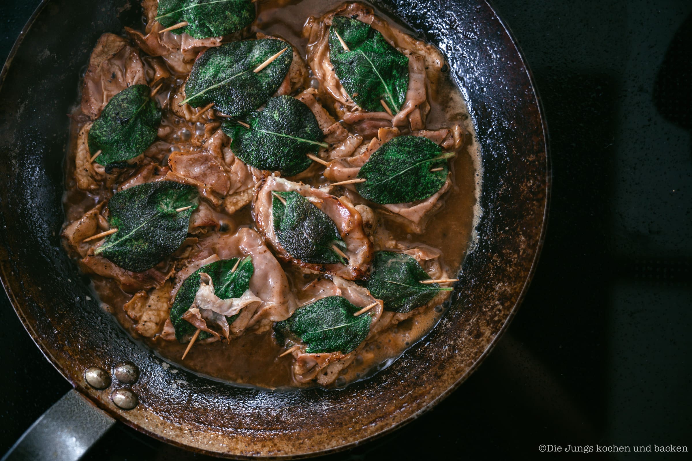 Rezept für Saltimbocca alla romana. Super schnell und einfach zubereitet auch als Anfänger. Typisch für die italinische Küche - wenige Zutaten, mega Aroma. #schnellerezepte #schnelleküche #italien #klassiker #kalb