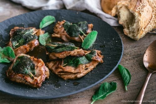 Saltimbocca alla Romana angerichtet zum Servieren