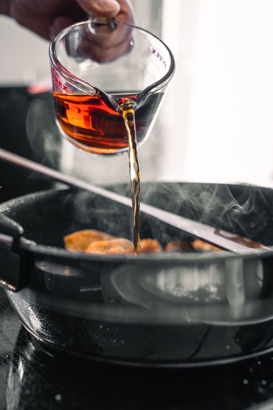 Sherry wird in die Pfanne gegossen