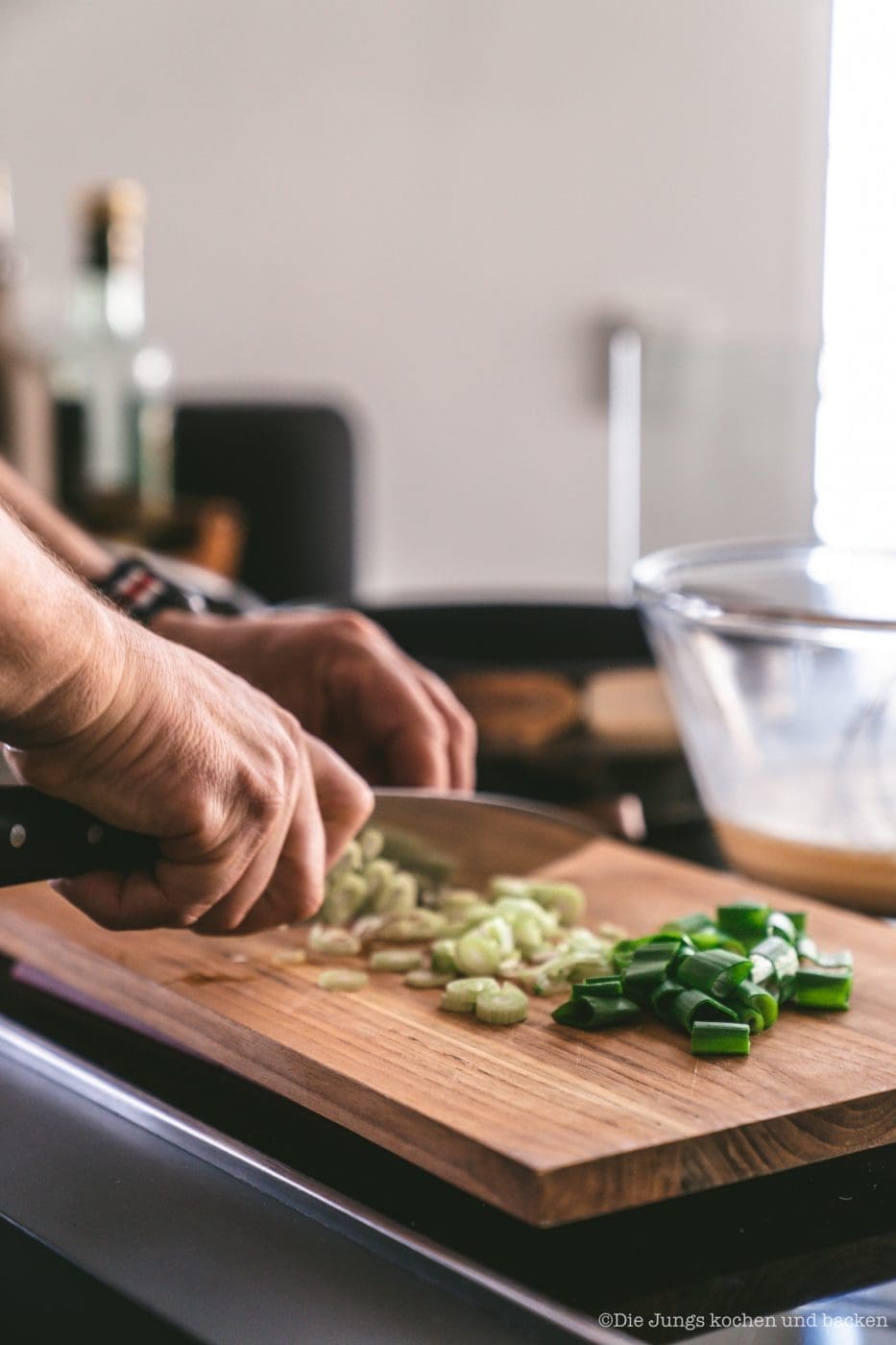 Schneiden des Gemüses auf Holzbrettchen
