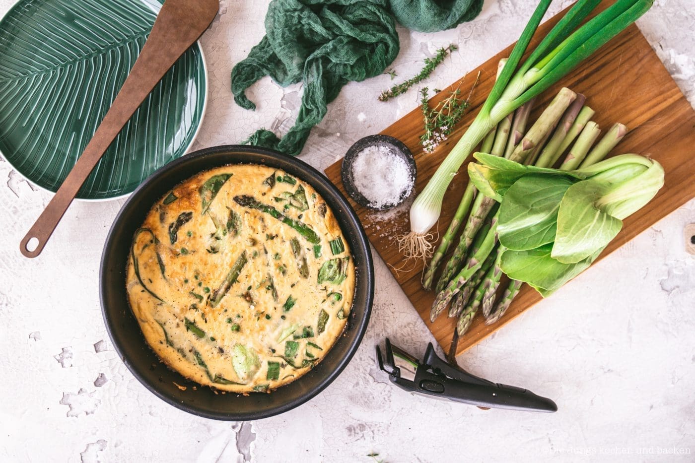 Spargel Frittata aus der Pfanne – schnell & lecker 13 Spargel Frittata 10 | Grüner Spargel, Erbsen, Pak Choi und Eier: Diese Frittata geht direkt vom Herd in den Ofen. Kein großer Aufwand, kein Abwasch-Drama. Unser liebstes Feierabendgericht in der Spargelzeit.
