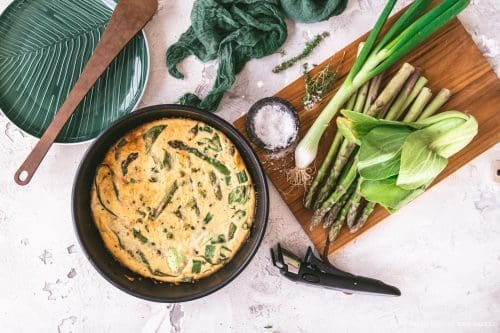 Spargel Frittata 10 | Grüner Spargel, Erbsen, Pak Choi und Eier: Diese Frittata geht direkt vom Herd in den Ofen. Kein großer Aufwand, kein Abwasch-Drama. Unser liebstes Feierabendgericht in der Spargelzeit.