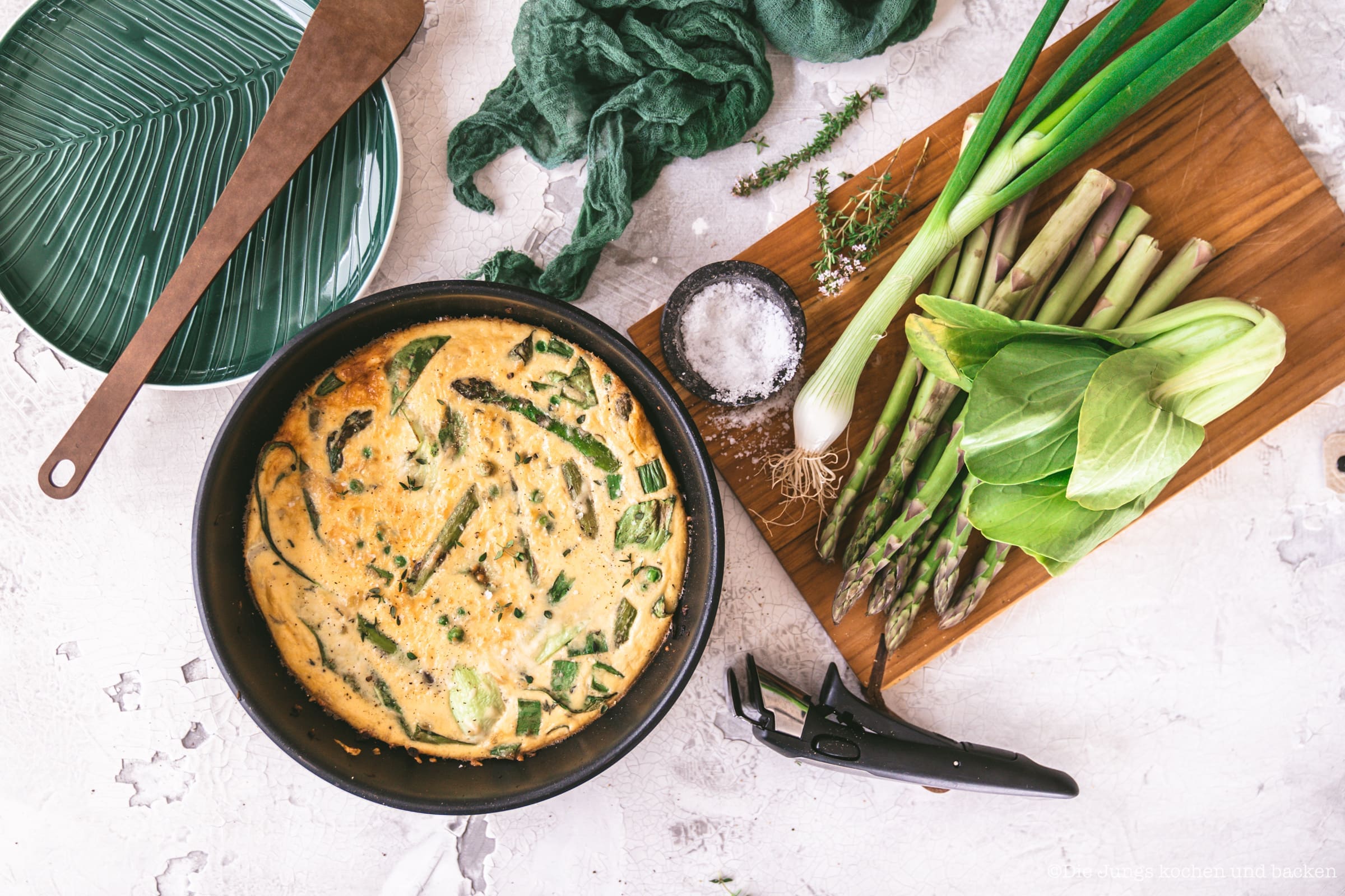 Spargel Frittata 10 | Wir sind ja große Fans der schnellen Feierabendküche! Momentan sind wir abends ganz oft auf dem Rad unterwegs und dann muss das Abendessen flott gehen. Aber auch zur Mittagspause im Home Office ist uns ein schnelles Gericht mehr als recht - aufwändig wird dann am Wochenende gekocht. Eines unserer zur Zeit liebsten Rezepte ist die Frittata - und durch unsere Tefal Ingenio Pfanne ist diese Spargel Frittata ruckzuck auf dem Herd, im Ofen und dann dampfend und duftend auf dem Tisch!