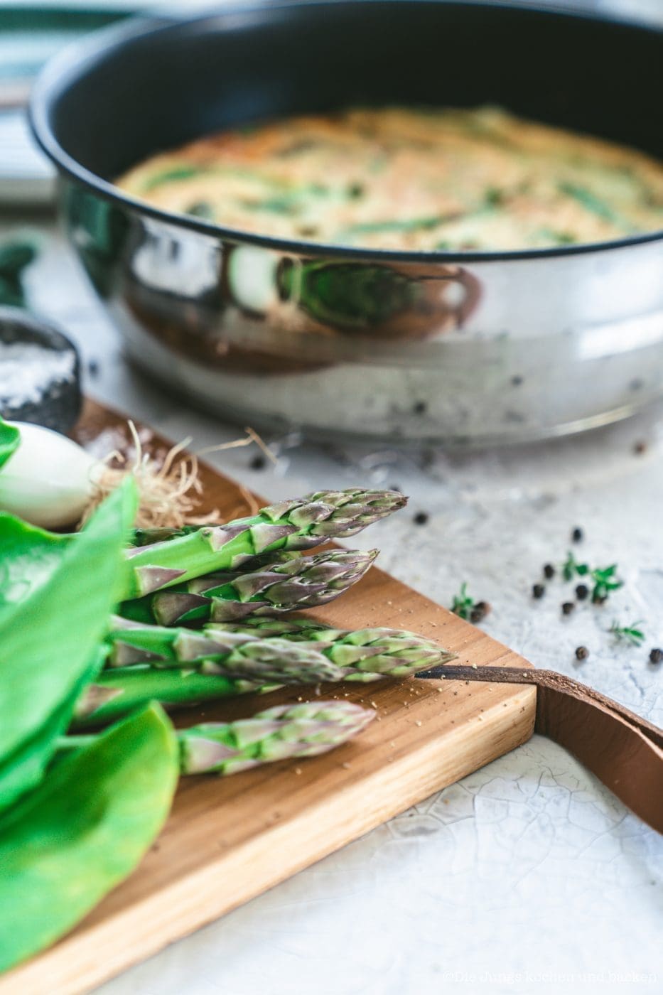 Spargel Frittata warm serviert, einfaches Rezept für die Mittagspause oder den Feierabend