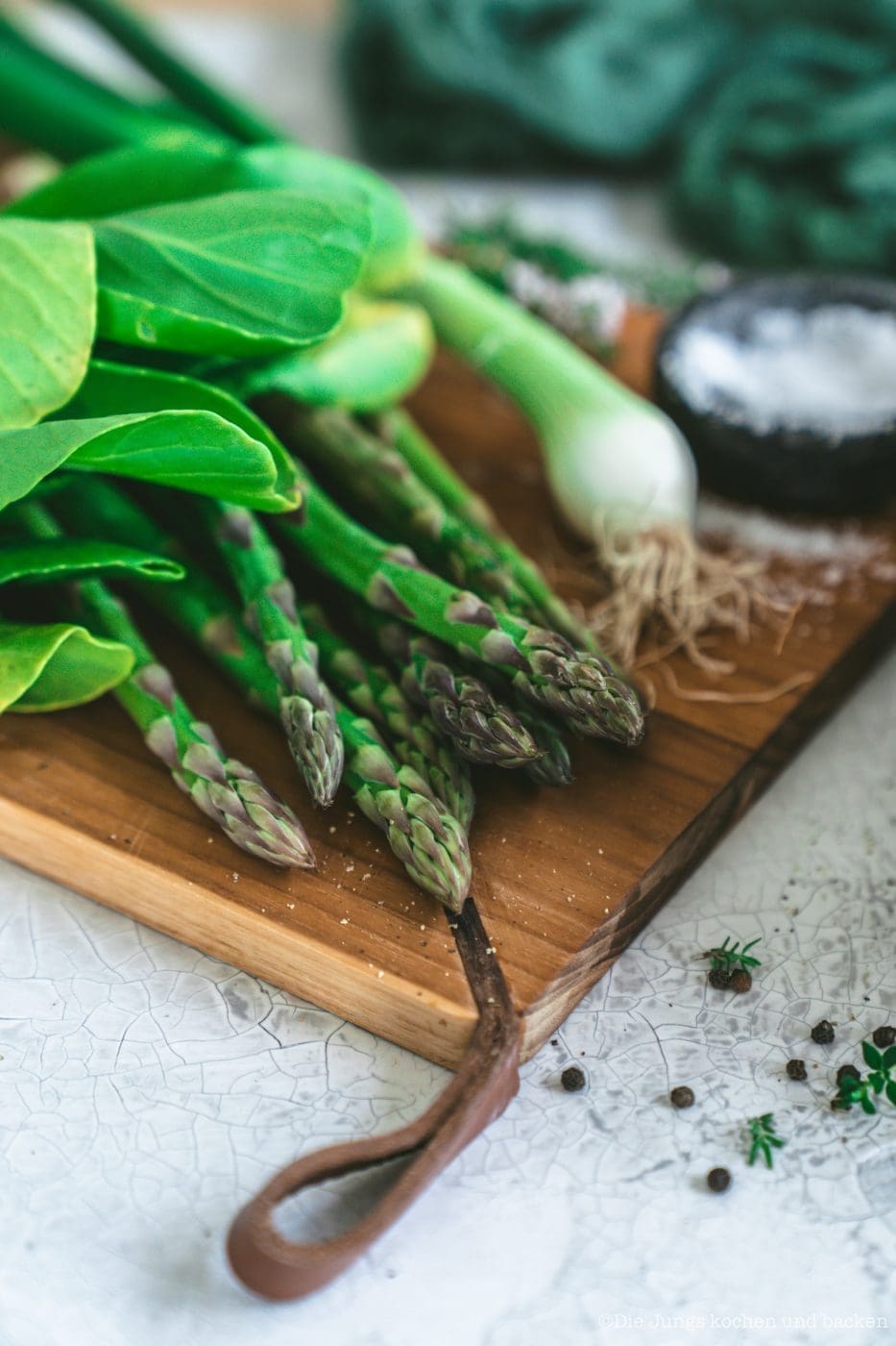Spargel und Pak Choi auf einem Frettchen