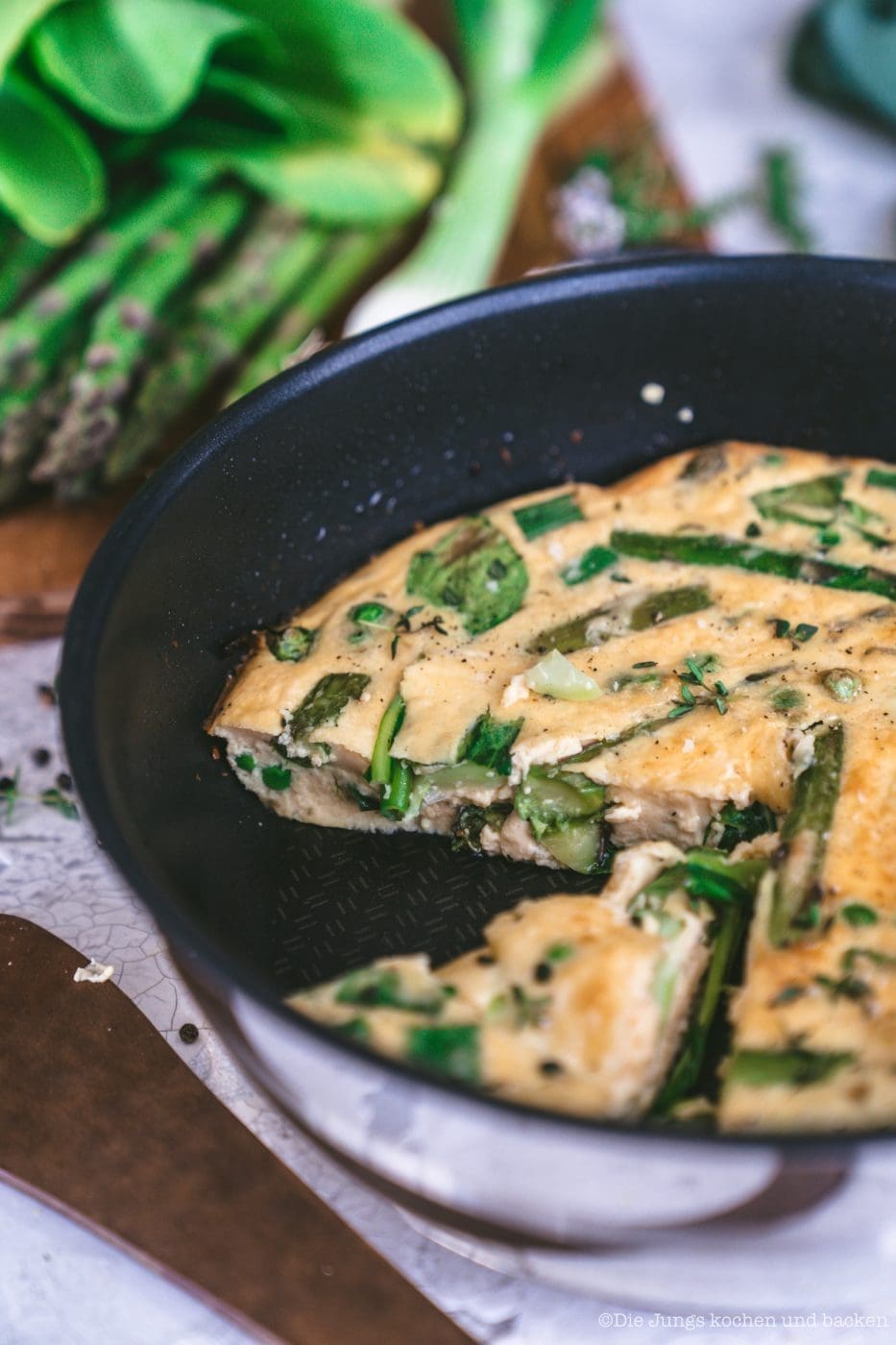 Spargel Frittata warm serviert, einfaches Rezept für die Mittagspause oder den Feierabend
