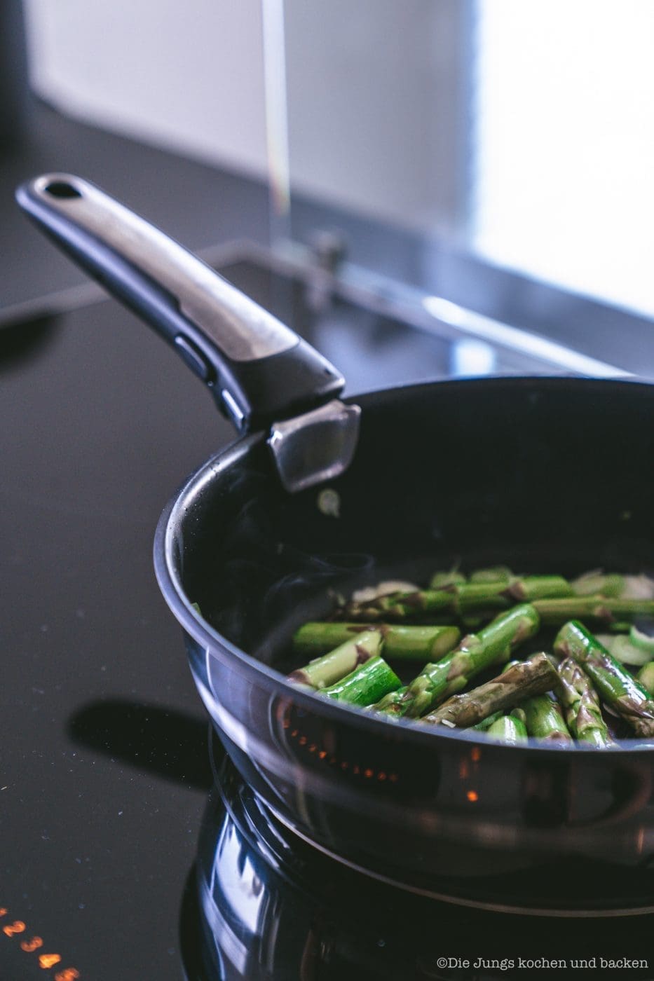 Grüner Spargel in der Pfanne