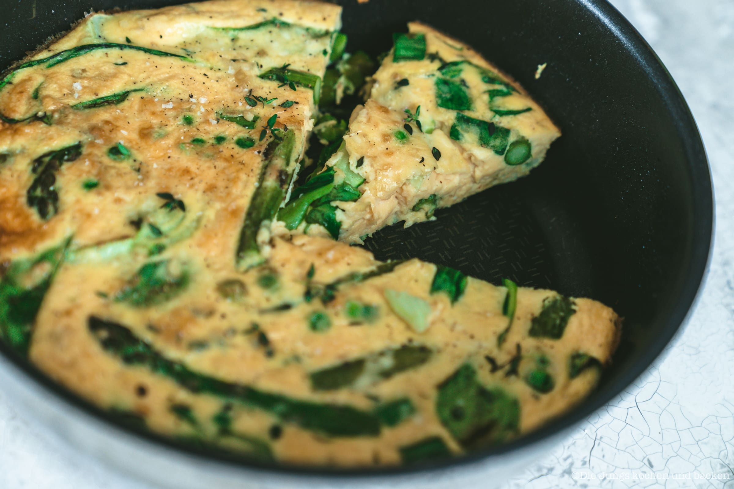 Spargel Frittata 20 | Wir sind ja große Fans der schnellen Feierabendküche! Momentan sind wir abends ganz oft auf dem Rad unterwegs und dann muss das Abendessen flott gehen. Aber auch zur Mittagspause im Home Office ist uns ein schnelles Gericht mehr als recht - aufwändig wird dann am Wochenende gekocht. Eines unserer zur Zeit liebsten Rezepte ist die Frittata - und durch unsere Tefal Ingenio Pfanne ist diese Spargel Frittata ruckzuck auf dem Herd, im Ofen und dann dampfend und duftend auf dem Tisch!