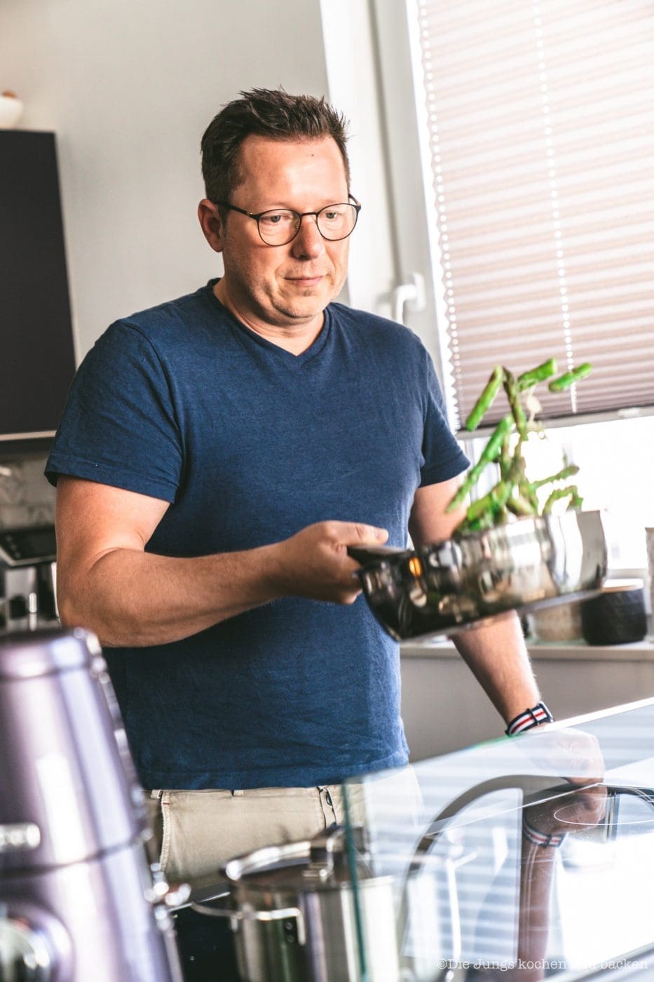 Gemüse wird in der Pfanne geschwenkt