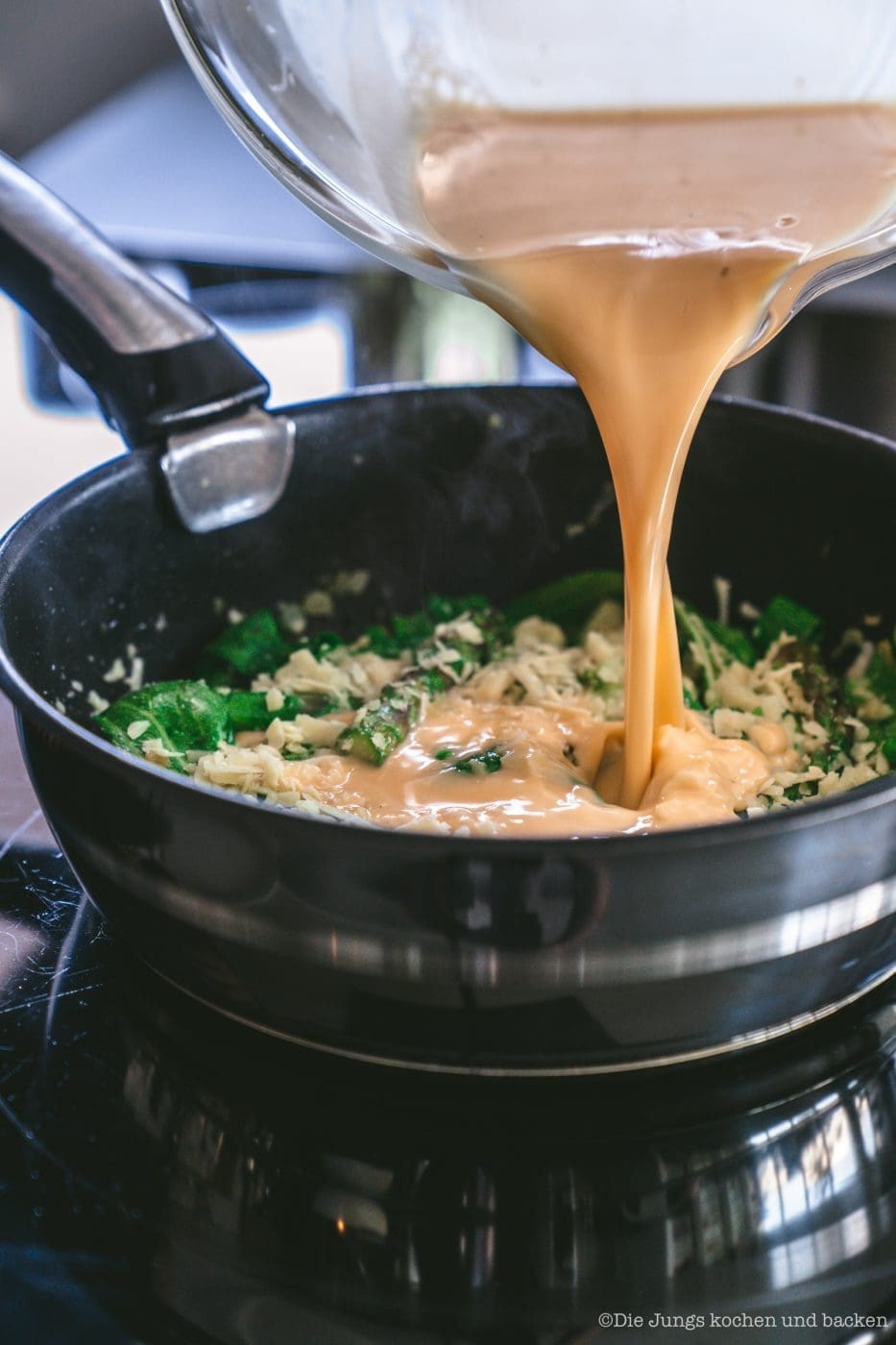 Eimasse wird in die Pfanne gegeben