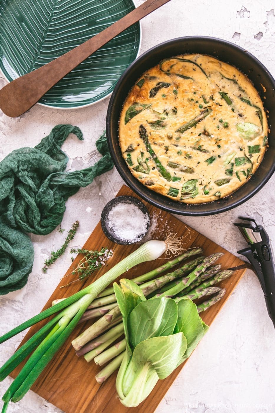 Schnelle Spargel Frittata als Feierabendgericht aus einer ofenfesten Pfanne