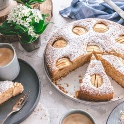 Versenktert Apfelkuchen 11 | Manche Rezepte schmecken nach Zuhause. Bei uns sind das die von Oma Lore – aufgeschrieben an einem Küchentisch im Oberberg, weitergegeben über Generationen und inzwischen unzählige Male von uns nachgekocht. Hühnersuppe, wenn die Nase läuft. Rinderrouladen am Sonntag. Nusskuchen, einfach weil.