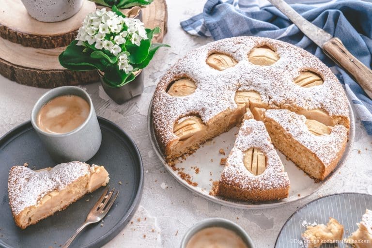 Versenktert Apfelkuchen 11 | Manche Rezepte schmecken nach Zuhause. Bei uns sind das die von Oma Lore – aufgeschrieben an einem Küchentisch im Oberberg, weitergegeben über Generationen und inzwischen unzählige Male von uns nachgekocht. Hühnersuppe, wenn die Nase läuft. Rinderrouladen am Sonntag. Nusskuchen, einfach weil.