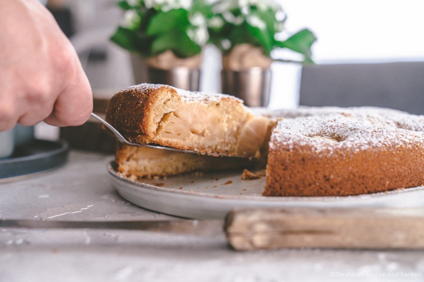 Versenkter Apfelkuchen 5 Versenktert Apfelkuchen 7 | Wie so viele Rezepte hier bei uns auf dem Blog, ist auch dieses Kuchenrezept eins von denen, die Oma Lore regelmäßig gebacken hat. Versenkter Apfelkuchen kam zwar nicht zu einer bestimmten Gelegenheit, wie Geburtstag oder Weihnachten oder zu irgend einem anderen fixen Termin auf den Tisch. Sie hat ihn einfach immer dann gebacken, wenn sie schnell einen Kuchen fertig haben musste. Zum Beispiel wenn sich kurzfristig Besuch angekündigt hatte.