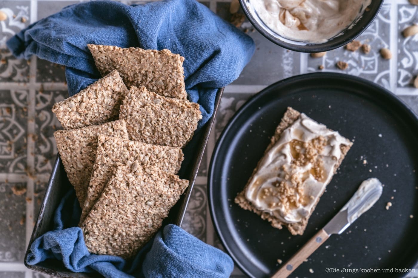 ültje Knäckebrot Erdnuss 9 | Es wird Zeit, dass wir mal wieder einen auf fit machen! Wir sind momentan im absoluten Radfahr-Fieber und haben uns vorgenommen, den "Aktivitätsgrad" mal wieder richtig anzukurbeln. Im Kopf klappt das bei mir schon sehr gut, der Köper kommt da auch langsam auf den richtigen Trichter und eine weitere Säule ist natürlich die Ernährung. Unser Erdnuss-Knäckebrot, das wir mit unserem Partner ültje vorbereitet haben, ist da der perfekte Begleiter und wir sind mega happy mit dem Ergebnis.