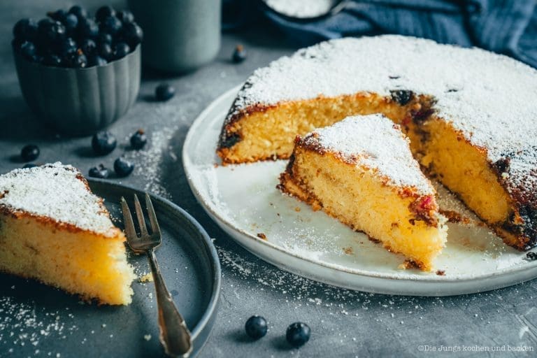 Unser schnellster Blaubeerkuchen. Den liebt einfach jeder! 5 Rezept für einen saftigen Blaubeerkuchen. Einfetten, bemehlen & Co sind Geschichte - dieser Kuchen kommt direkt aus der Pfanne. #rezepte #einfacherezepte #rezeptefürjedentag #foodblogger #schnellerezepte
