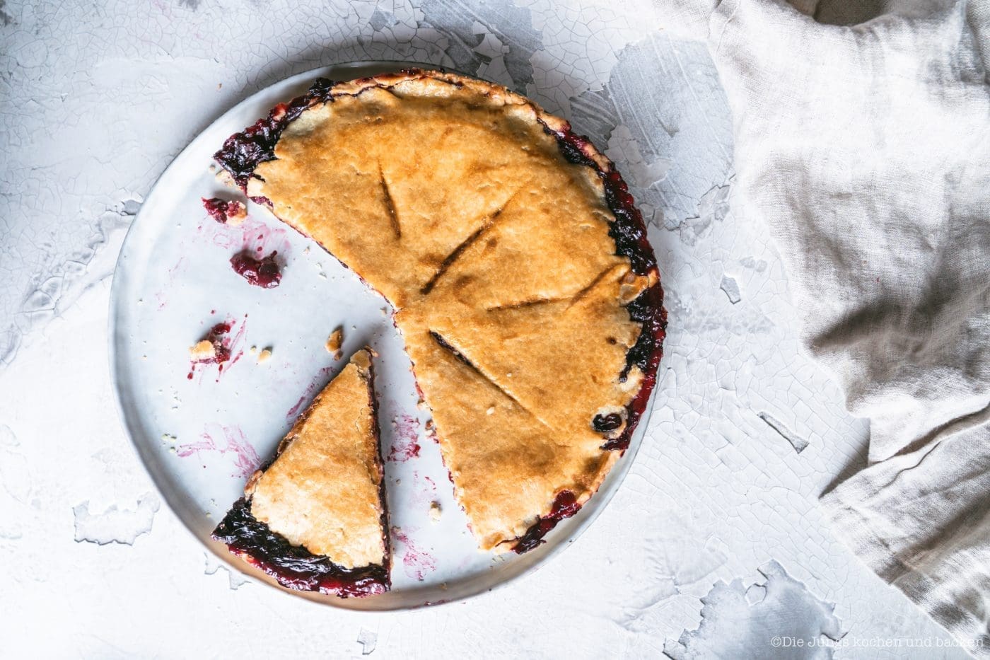 Rezept für einen grandiosen Cherry Pie. Unsere Idee von Tante Mathildas berühmten Kirschkuchen und er ist so einfach zu backen! #rezepte #einfacherezepte #rezeptefürjedentag #foodblogger #schnellerezepte