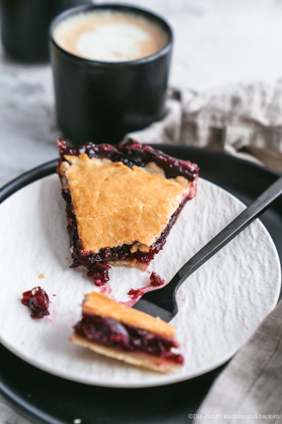 Rezept für einen grandiosen Cherry Pie. Unsere Idee von Tante Mathildas berühmten Kirschkuchen und er ist so einfach zu backen! #rezepte #einfacherezepte #rezeptefürjedentag #foodblogger #schnellerezepte