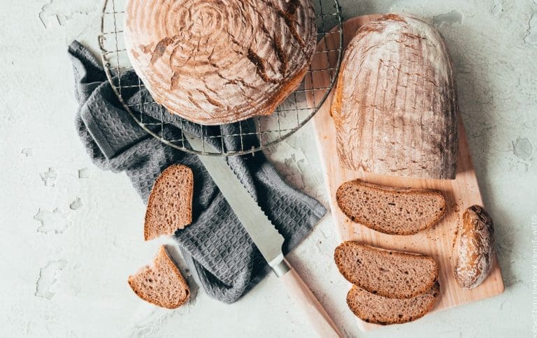 Gewürzbrot 2020 4 e1591955454414 | Frisch gebackenes Brot, das noch warm aus dem Ofen kommt – dagegen kommt kein Supermarktbrot an. Mit etwas Übung ist es leichter, als du denkst.