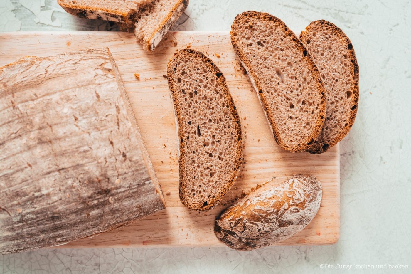 Gewürzbrot 2020 8 | Wer von euch über die letzten 4 Jahre fleissig bei uns auf dem Blog mit gelesen hat, dem könnte jetzt auffallen, dass dieses Rezept für unser Gewürzbrot nicht wirklich neu ist. Wir haben es schon in 2016 zum Geburtstag für einen Bekannten entwickelt und dann auch gebacken. Es hat uns und den Gästen damals so gut gefallen, dass wir es über die folgenden Monate immer wieder aus unserem Ofen geholt haben. Ich finde, das sind dann immer die besten Rezepten, wenn man sie immer wieder machen will.