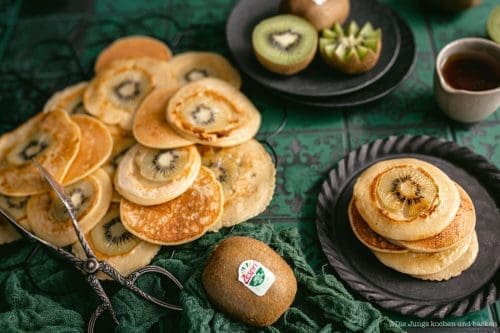 Kiwi Pfannkuchen 4 Rezept für schnelle Kiwi Pfannkuchen. Saftige Zespri Green Kiwi macht dieses Frühstück zum absoluten Glücklichmache! #food #rezepte #einfacherezepte #rezeptefürjedentag #foodblogger #schnellerezepte