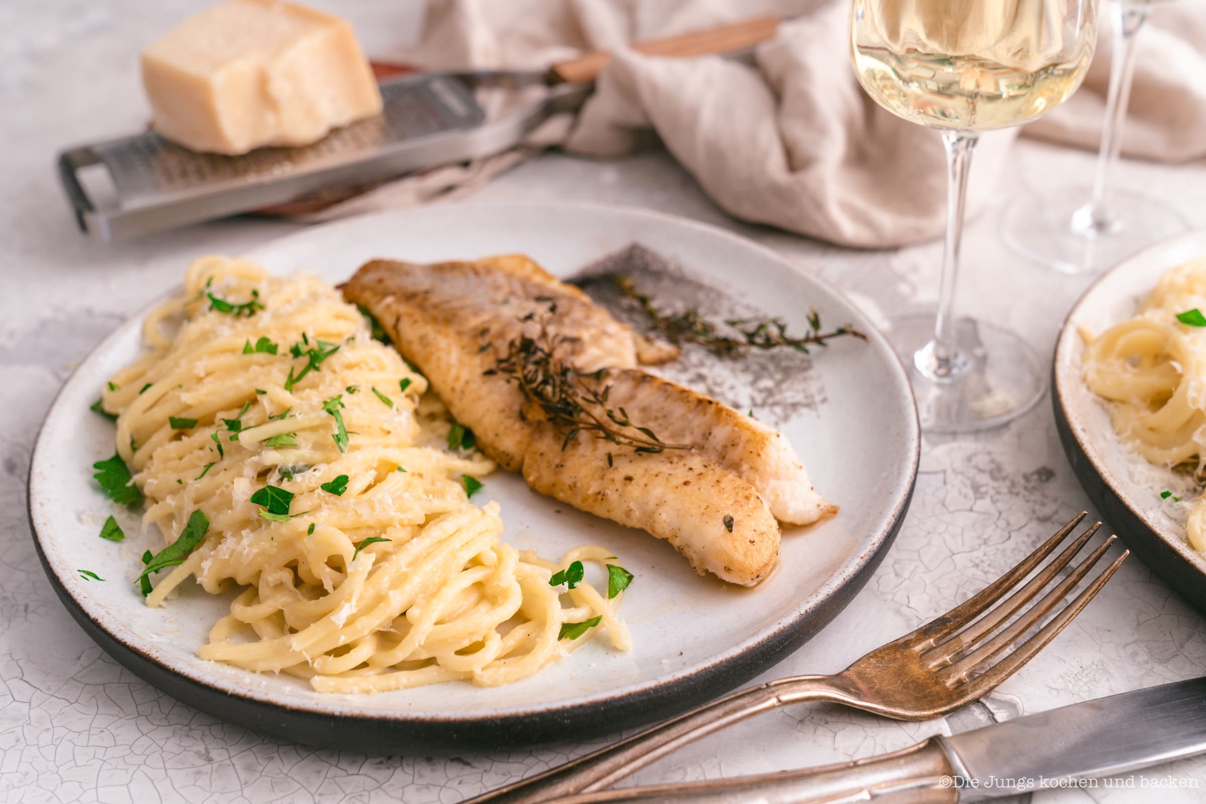 Rotbarsch mit Parmesan-Spaghetti zum TAG DER MEERE 7 Rotbarsch World Ocean Day 12 | Wir lieben Fischgerichte - wie sieht das bei euch aus? Seit Kindertagen schon mag ich Fisch. So richtig aufgeblüht ist die Liebe aber erst während der ersten Urlaube am Meer. In Barcelona haben wir einige Fischrestaurants, die wir immer gerne besuchen. Fisch und die mediterrane Küche passen einfach sehr gut zusammen! Und damit wir auch in der Zukunft noch weitere spannende Rezept mit Fisch kreieren können, unterstützen wir den MSC zum diesjährigen Tag der Meere - dem World Ocean Day. Dieser lädt nämlich zum großen virtuellen Dinner und wir bringen Rotbarsch mit Parmesan-Spaghetti mit.