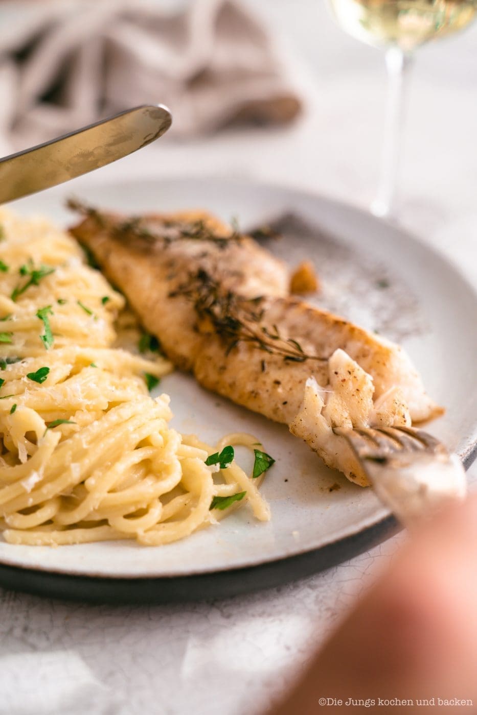 Rotbarsch mit Parmesan-Spaghetti zum TAG DER MEERE 2 Rotbarsch World Ocean Day 16 | Wir lieben Fischgerichte - wie sieht das bei euch aus? Seit Kindertagen schon mag ich Fisch. So richtig aufgeblüht ist die Liebe aber erst während der ersten Urlaube am Meer. In Barcelona haben wir einige Fischrestaurants, die wir immer gerne besuchen. Fisch und die mediterrane Küche passen einfach sehr gut zusammen! Und damit wir auch in der Zukunft noch weitere spannende Rezept mit Fisch kreieren können, unterstützen wir den MSC zum diesjährigen Tag der Meere - dem World Ocean Day. Dieser lädt nämlich zum großen virtuellen Dinner und wir bringen Rotbarsch mit Parmesan-Spaghetti mit.